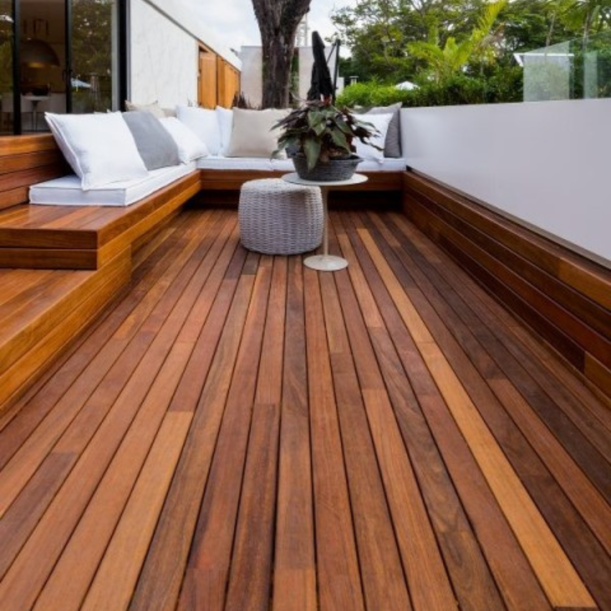 Deck de madeira em área externa sofisticada