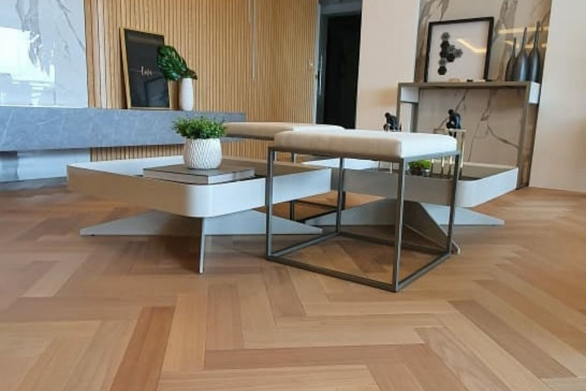 Pisos de madeira claros em projeto sofisticado