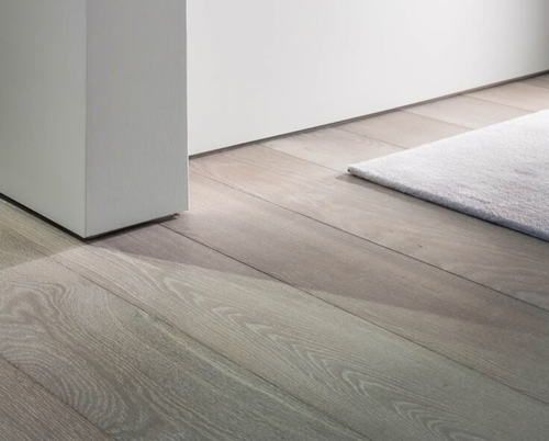 Ambiente sofisticado com piso de madeira natural